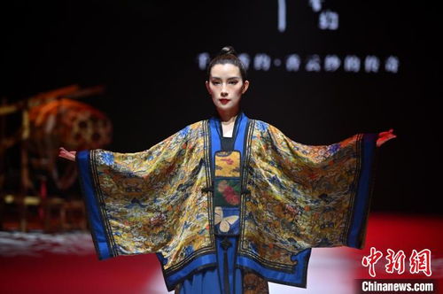 廣西南寧上演民族服飾時(shí)裝秀