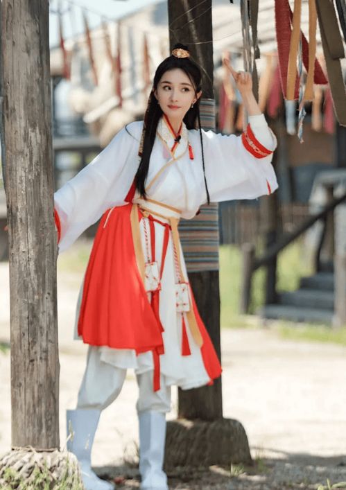 密室大逃脫楊冪古風造型,紅白搭配外加丸子頭,青春可愛好有朝氣